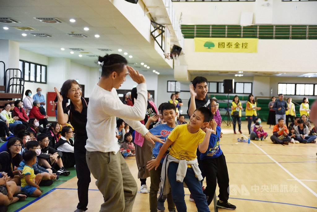 「2019國泰藝術節–與雲門共舞」16日起一連兩天造訪澎湖,在澎湖科技大學體育館內邀請民眾共舞,大小朋友們在舞者帶領下擺動肢體,開心留下難得回憶。(澎湖科大提供)中央社 108年11月17日
