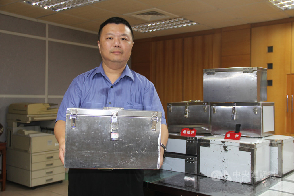 基隆地檢署目前使用的大型送閱箱裝滿後約11公斤,主任檢察官張友寧(圖)說,長期下來造成工友職業傷害,導致工友流動率攀升。基檢擬訂購較輕薄的鐵製大型送閱箱27個,小型送閱箱30個。中央社記者王朝鈺攝 108年11月17日