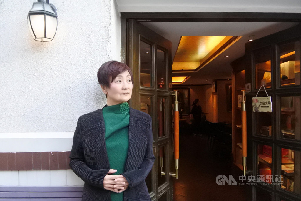 上海作家、電台主持人淳子說,和一般學術研究者不同,她是以「同城女子」的身分和心情研究張愛玲。圖中為她在張愛玲故居常德公寓一樓咖啡館外留影。中央社記者張淑伶上海攝 108年11月17日