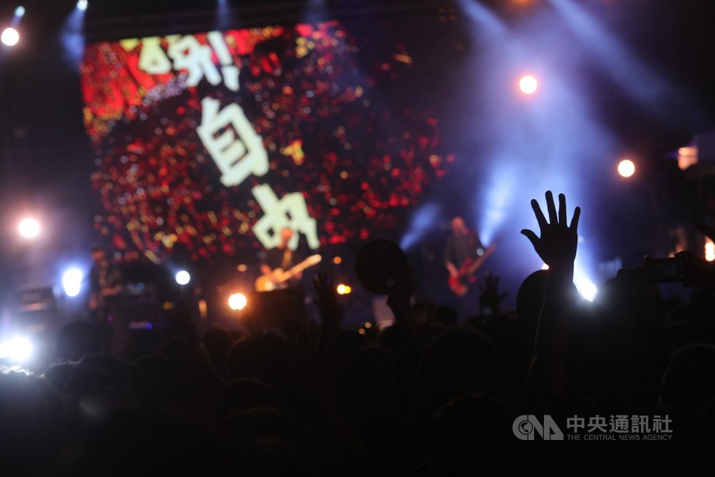 由守民主護台灣大聯盟主辦的「撐香港要自由」演唱會17日晚間在台北自由廣場前登場,現場民眾高舉起手,傳達「五大訴求,缺一不可」訴求,以行動支持香港反送中運動。中央社記者吳家昇攝 108年11月17日