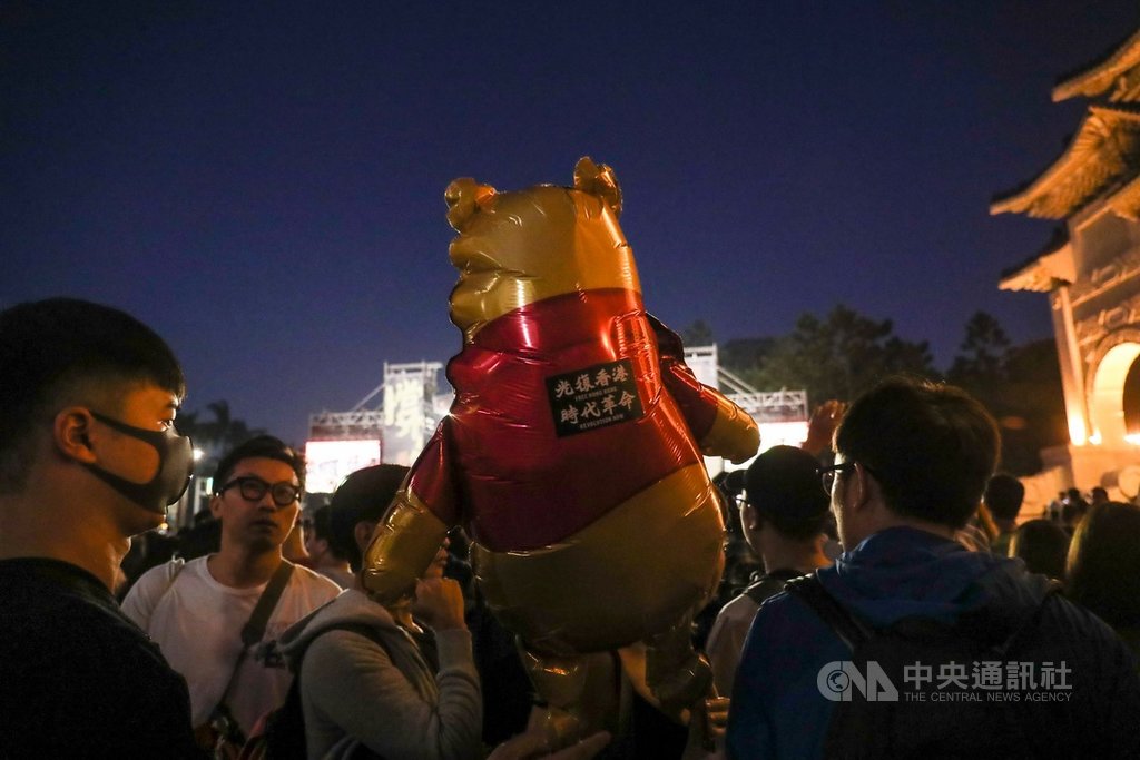 守民主護台灣大聯盟主辦的「撐香港要自由」演唱會17日晚間在台北自由廣場前登場,民眾帶著貼有「光復香港,時代革命」標語的小熊維尼出席,表達力挺香港。中央社記者吳家昇攝 108年11月17日