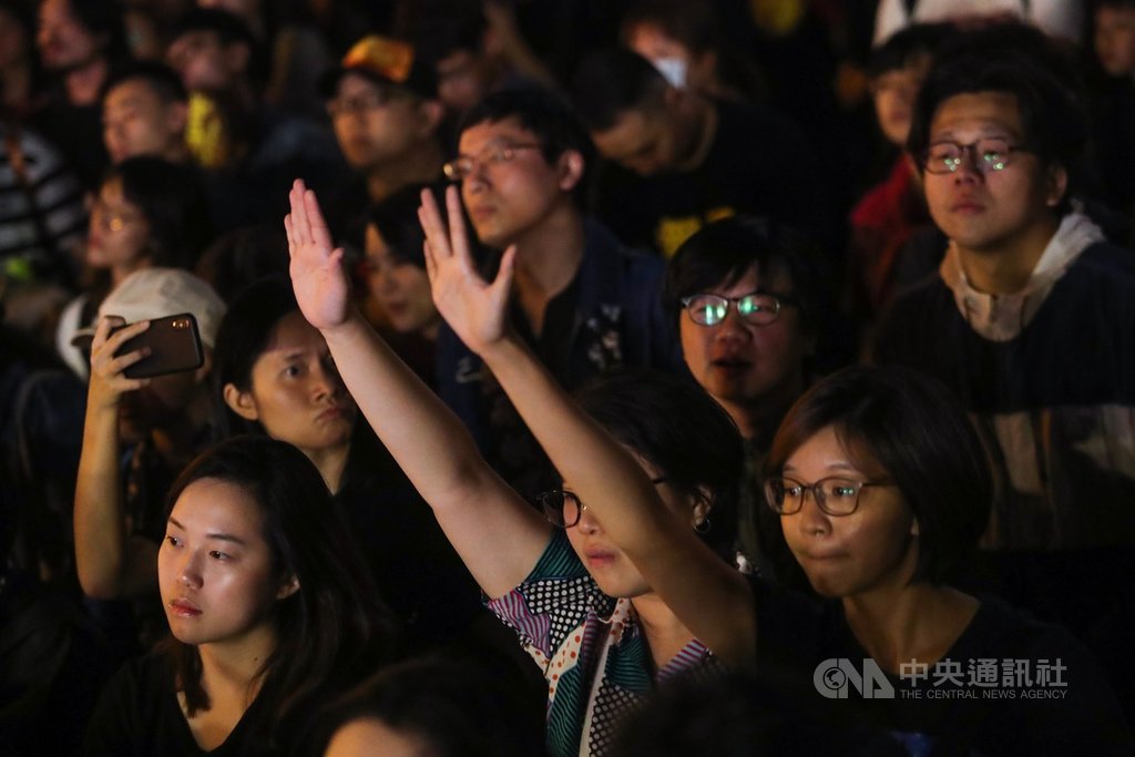 「撐香港要自由」演唱會17日晚間在台北自由廣場前舉行,不少參與民眾比出「五大訴求,缺一不可」的手勢,傳遞「撐港反極權」、「堅定向一國兩制說不」的立場。中央社記者吳家昇攝 108年11月17日