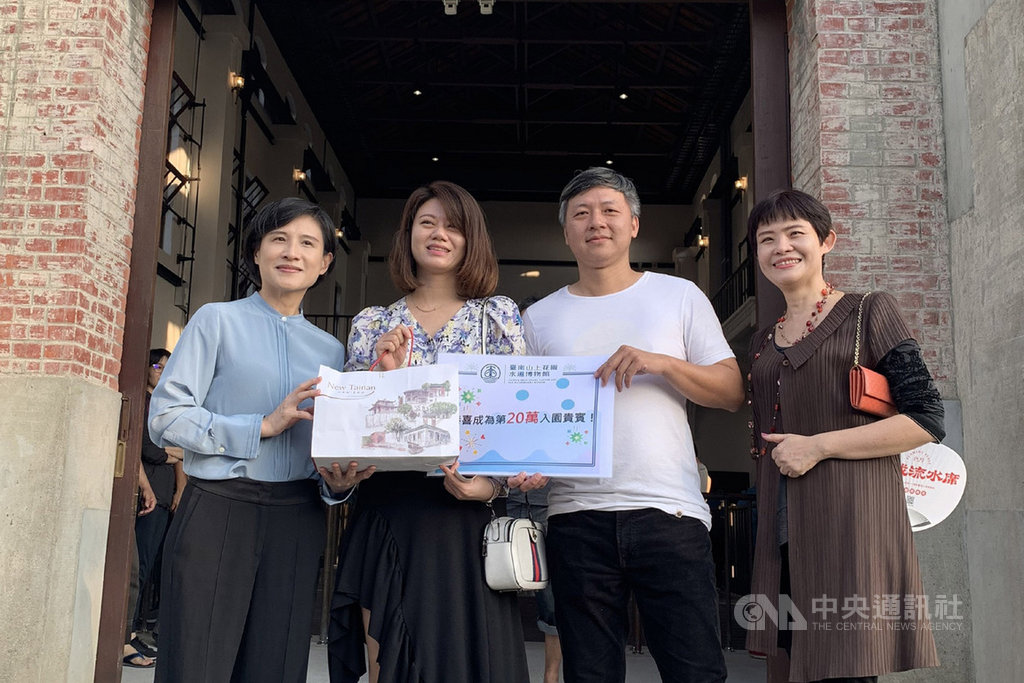 台南市山上花園水道博物館第20萬名遊客17日下午現身,文化部長鄭麗君(左)正好也在園區視察,特別代表館方致贈紀念品給幸運民眾。(台南市文化局提供)中央社記者楊思瑞台南傳真 108年11月17日