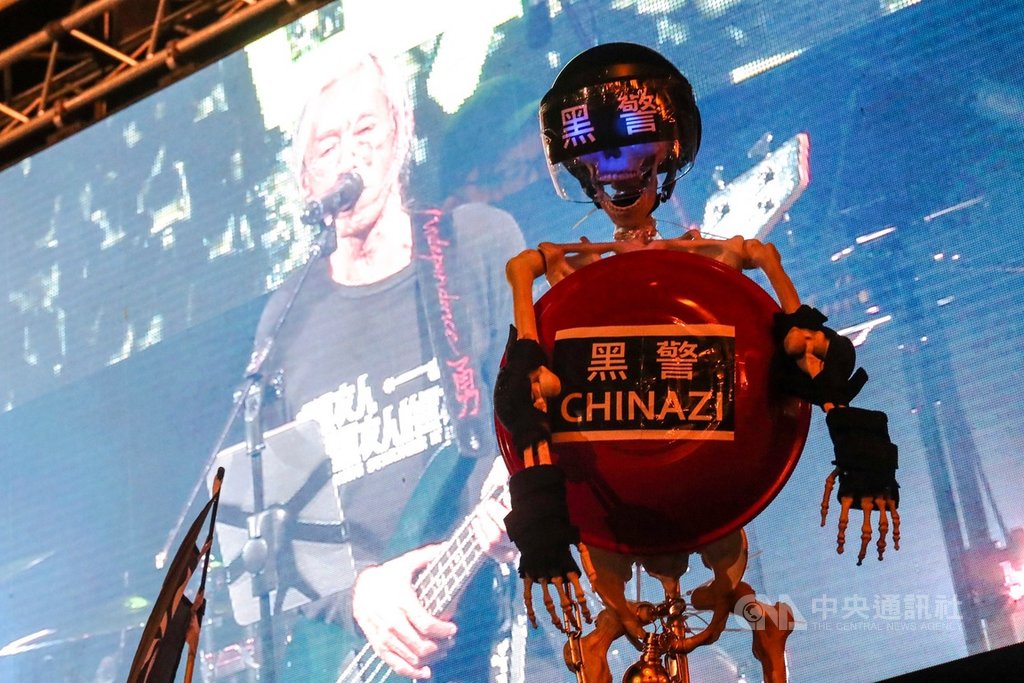 撐香港要自由演唱會17日晚間在台北自由廣場熱情開唱,有民眾打造裝置藝術品,控訴港警不當暴力,聲援香港反送中示威運動。中央社記者吳家昇攝 108年11月17日