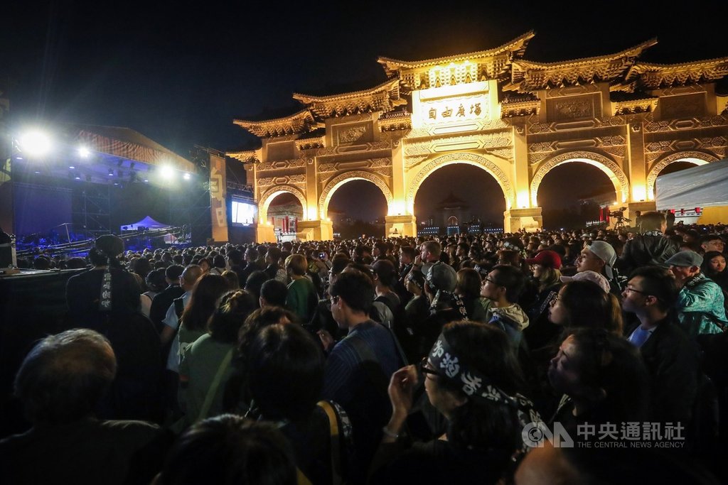 「撐香港要自由」演唱會17日傍晚在台北自由廣場開唱,現場聚集大批黑衣群眾,盼以實際行動聲援、支持香港。中央社記者吳家昇攝 108年11月17日