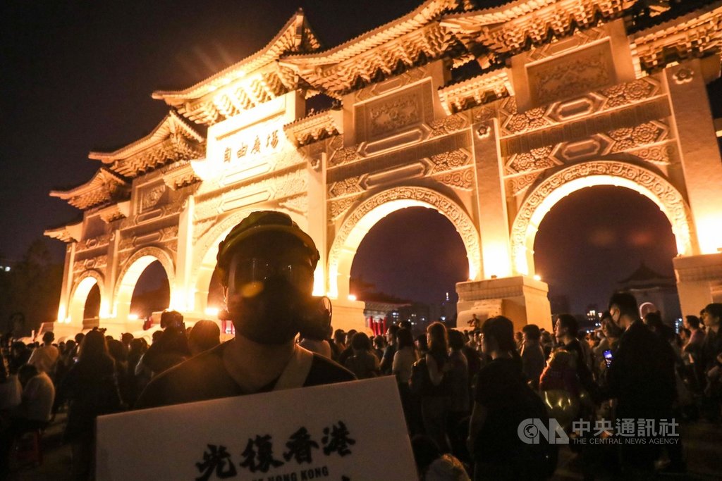 「撐香港要自由」演唱會17日晚間在台北自由廣場登場,現場聚集大批民眾身穿黑衣響應,也有人穿戴面罩出席,一起「撐港反極權」。中央社記者吳家昇攝 108年11月17日