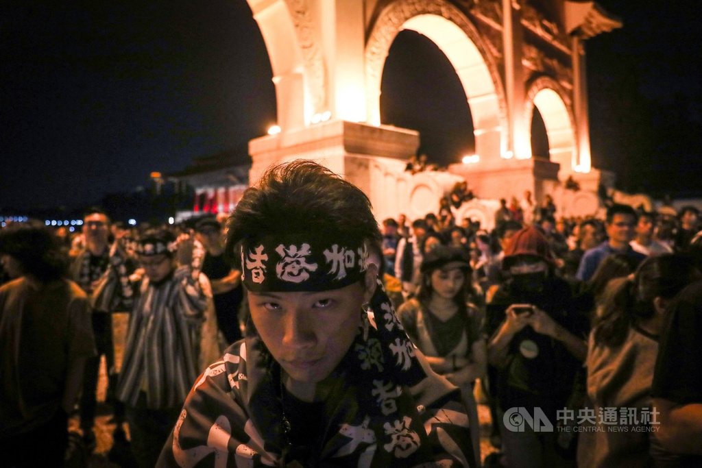 守民主護台灣大聯盟17日晚間在台北自由廣場舉辦「撐香港要自由演唱會」,邀請多組音樂人輪番演出,號召民眾共同「撐港反極權」,現場有與會民眾頭戴布條,聲援香港反送中示威運動。中央社記者吳家昇攝 108年11月17日