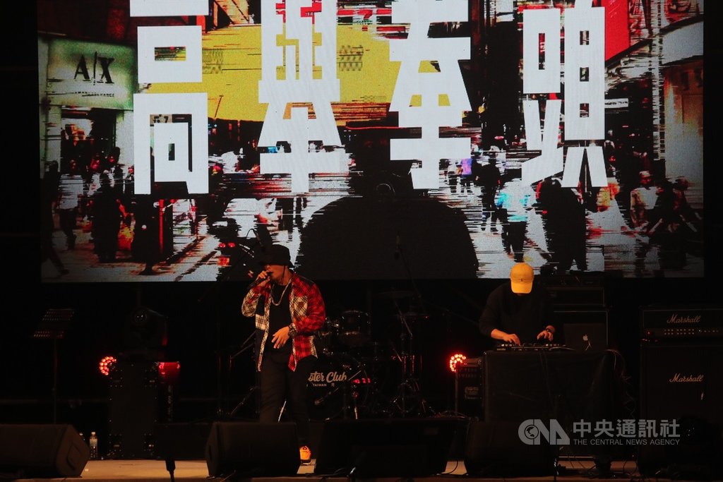 「撐香港要自由」演唱會17日晚間在台北自由廣場開唱,共有7組演出團隊,包括滅火器、朱頭皮蕭福德樂團、陳明章、劉劭希、拍謝少年、大支(圖)及董事長樂團,輪番上陣聲援港人。中央社記者吳家昇攝 108年11月17日