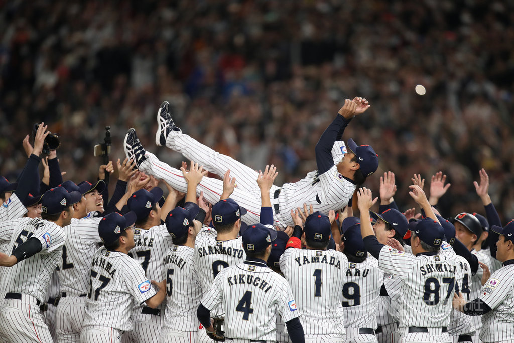 2019第2屆世界12強棒球錦標賽17日由地主日本隊與韓國隊在東京巨蛋爭冠,終場日本以5比3逆轉勝摘冠,賽後選手將總教練稻葉篤紀(上)高拋慶祝。中央社記者張新偉東京攝 108年11月17日
