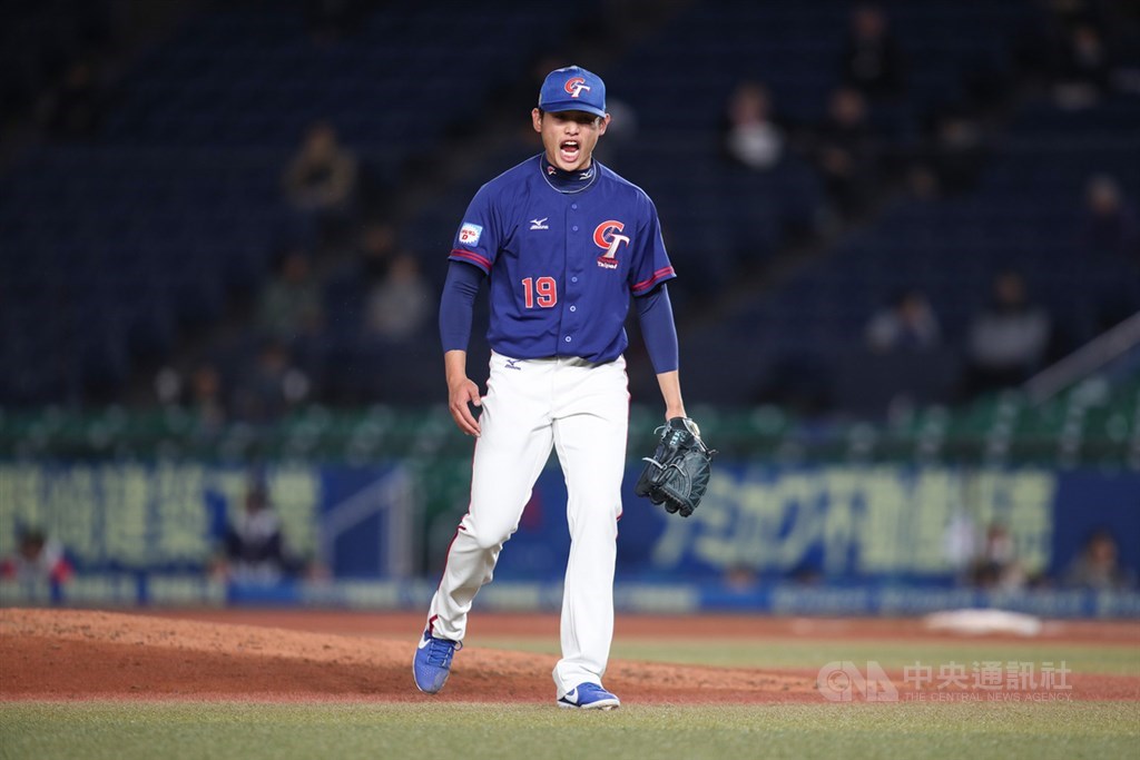 2019世界12強棒球賽複賽,中華隊12日晚間在日本千葉ZOZO球場對戰韓國隊,中華隊投手張奕先發投6.2局,用了112球,每每成功化解危機都吶喊振奮士氣。中央社記者張新偉千葉攝 108年11月12日