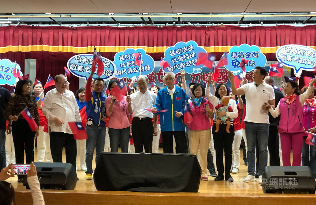 英德配成軍,國民黨總統參選人韓國瑜17日表示,兩人搭檔是派系妥協,完全是為選票,而非理念的結合。中央社記者王承中攝 108年11月17日