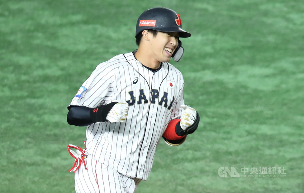 2019第2屆世界12強棒球錦標賽17日晚間進行最終冠軍戰,日本、韓國複賽後再碰頭,韓國開場一度領先,2局下,日本山田哲人敲出3分砲,讓日本比數超前。中央社記者張新偉東京攝 108年11月17日