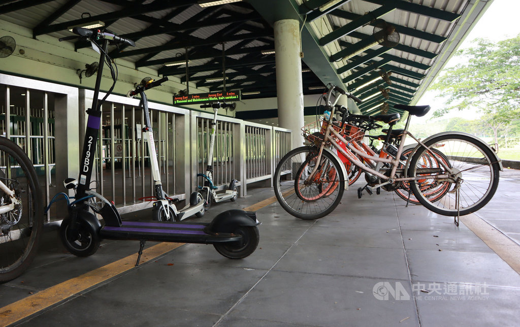 新加坡宣布禁止在人行道使用電動踏板車,這項禁令讓以電動踏板車接駁住家與地鐵站的市井小民措手不及,不少電動踏板車(圖左)停放在地鐵站外。中央社記者黃自強新加坡攝 108年11月17日