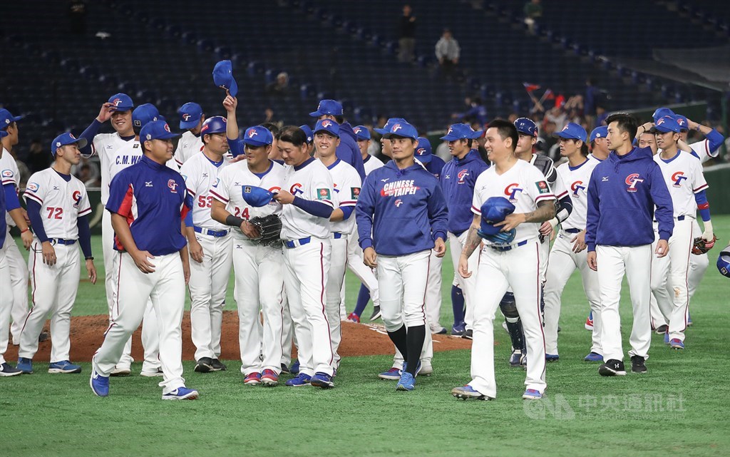 世界12強棒球賽超級循環賽中華隊戰績2勝3敗獲第5名,且團隊防禦率及守備率名列複賽(不計冠軍、季軍賽成績)6隊第一。圖為16日中華隊擊敗澳洲隊,賽後選手們向球迷致意。中央社記者張新偉攝 108年11月16日