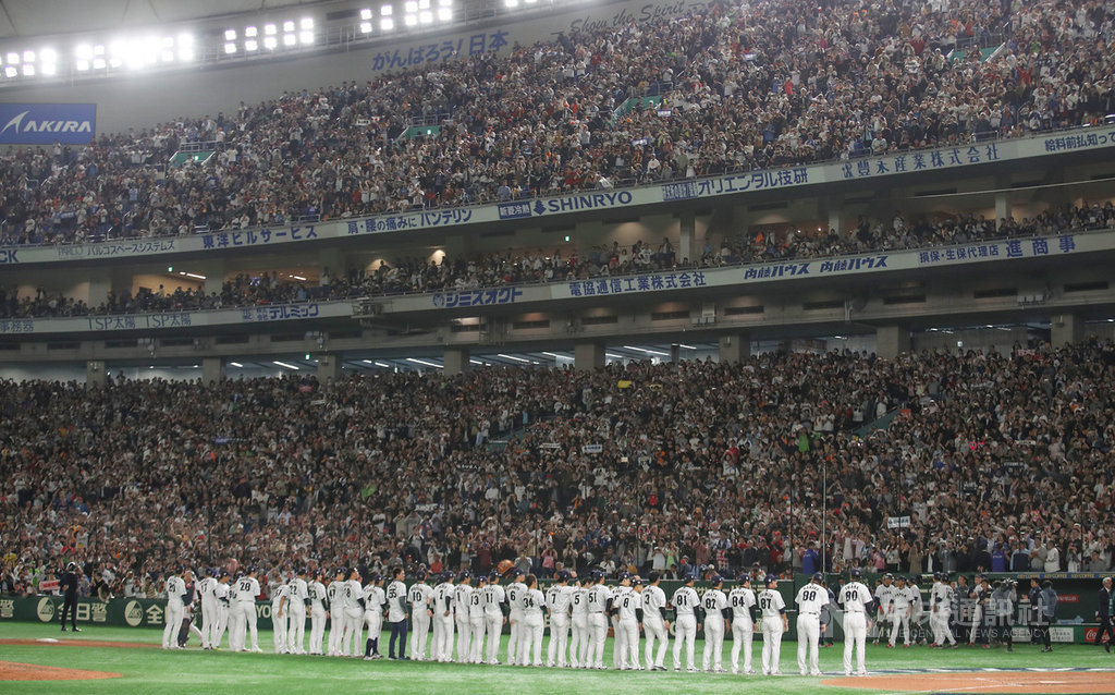2019第2屆世界12強棒球錦標賽冠軍隊伍17日晚間出爐,由地主日本隊以5比3逆轉勝韓國,成功把冠軍獎座留在日本,賽後選手也列隊向滿場觀眾致意。中央社記者張新偉東京攝 108年11月17日