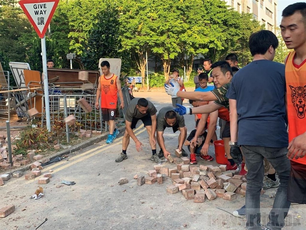 中國解放軍駐香港部隊罕見現身街頭,清理反送中示威者設下的路障,引發外界關注揣測。(圖取自香港電台網頁news.rthk.hk)