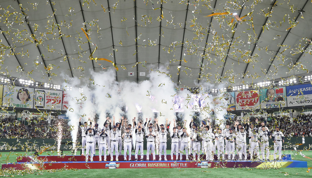 2019世界12強棒球錦標賽決賽17日晚間在東京巨蛋舉行,終場由地主國日本(圖)以5比3逆轉勝韓國,奪下本屆賽事冠軍,場內拋下金色彩帶歡慶。中央社記者張新偉東京攝 108年11月17日
