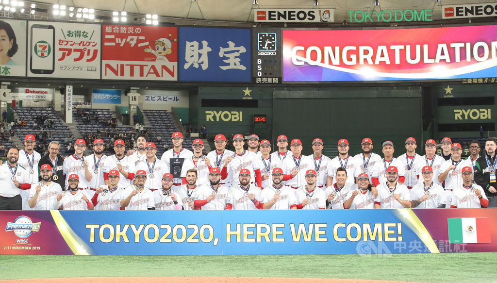 2019世界12強棒球錦標賽季軍戰17日中午在東京巨蛋舉行,墨西哥隊10局下以一記再見安打擊敗美國隊,拿下本屆季軍,也獲得2020東京奧運門票。中央社記者張新偉東京攝 108年11月17日