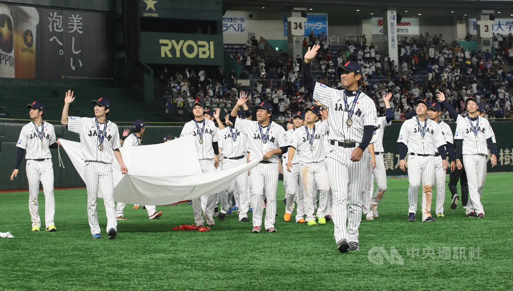 2019世界12強棒球錦標賽冠軍隊伍17日揭曉,由日本隊封王奪冠,總教練稻葉篤紀(前右)賽後率領選手繞場,感謝球迷支持。中央社記者張新偉東京攝 108年11月17日