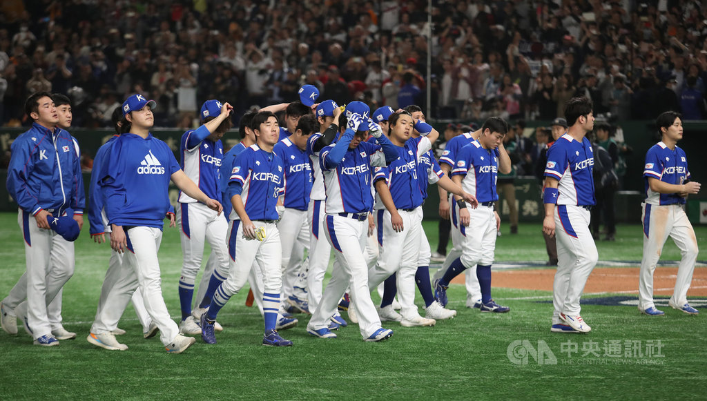 2019世界12強棒球錦標賽決賽17日晚間在東京巨蛋舉行,雖然韓國隊(圖)1局上就開轟,但2局下也隨即被日本山田哲人轟出逆轉3分砲,終場日本就以5比3逆轉勝,賽後韓國選手列隊向球迷致意。中央社記者張新偉東京攝 108年11月17日