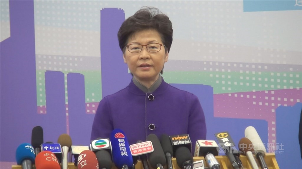 支持反送中的民眾16日聚集在劍橋,呼籲校方撤銷香港特首林鄭月娥(圖)的榮譽院士頭銜。(中央社檔案照片)