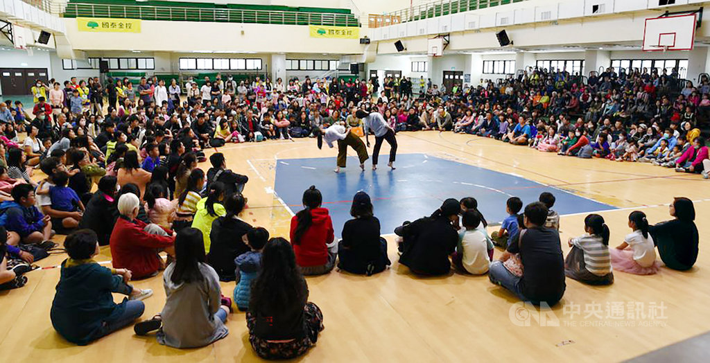 「2019國泰藝術節–與雲門共舞」在澎湖縣的第2場次,17日下午熱鬧舉行,離島民眾難得有機會能與知名舞者近距離共舞,吸引大小朋友到場參與。(澎湖科大提供)中央社 108年11月17日