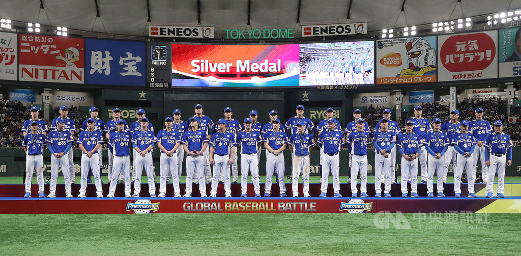 2019世界12強棒球錦標賽17日晚間在東京巨蛋由日本與韓國(圖)爭奪冠軍金盃,雖然韓國首局就出現2發全壘打,但2局下隨即被日本山田哲人轟出逆轉3分砲,終場以3比5吞敗,「銀」恨東京。中央社記者張新偉東京攝 108年11月17日