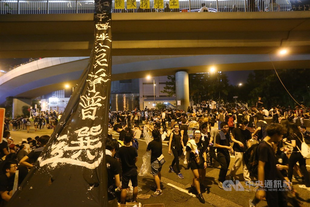 香港民眾期待普選的願望在2014年8月31日被人大常委會的「831決議」打破,引發的震撼直接導致2014年雨傘運動的發生。(中央社檔案照片)