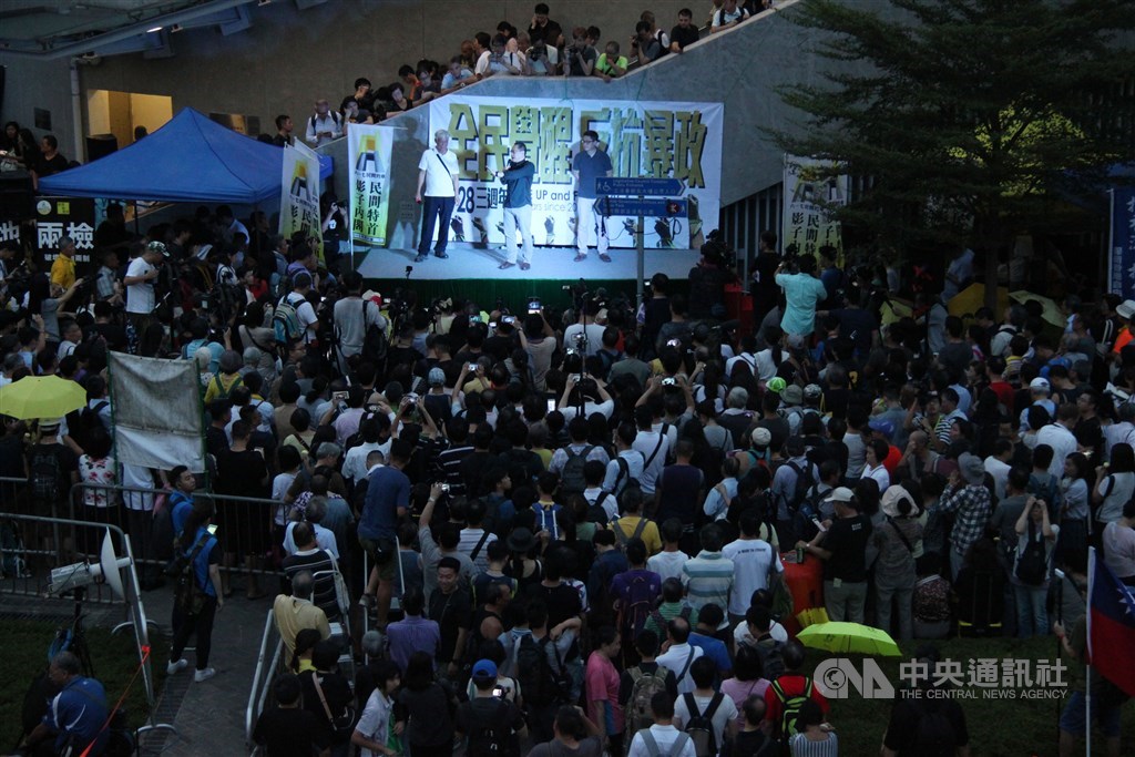 香港多個泛民主黨派2014年9月28日在金鐘政府總部外舉行集會,紀念2014年發生的「占中運動」,並重申爭取「真普選」。(中央社檔案照片)