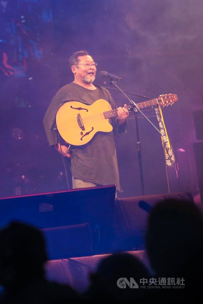 撐香港要自由演唱會17日晚間在台北自由廣場舉辦,音樂人陳明章一上台就大喊「共產黨的話能聽,屎就能吃」,現場民眾也跟著一片附和。中央社記者吳家昇攝 108年11月17日