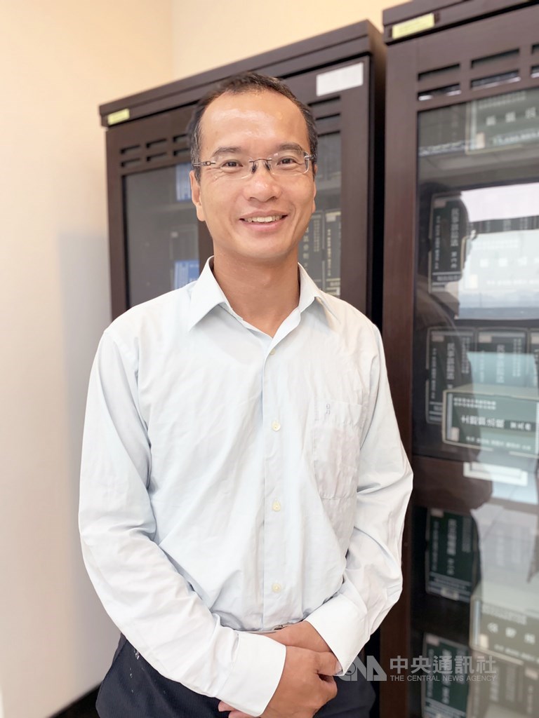 有土木與結構技師專業證照的新竹地檢署檢事官李沛承表示,九二一大地震後,看到鬆散的鋼筋、品質不佳的混凝土難耐震,都是不肖建商為減少成本所致,因此他走上司法路,要用工程專業協助蒐證。中央社記者郭宣彣攝 108年11月17日
