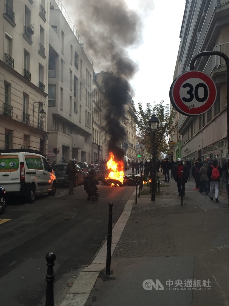 法國黃背心運動一週年爆衝突,部分激進派因不滿警察鎮壓合法申請的集會,開始焚燒汽機車與垃圾桶,現場不斷傳出爆炸聲與濃煙,情況緊張。中央社記者曾婷瑄巴黎攝 108年11月17日