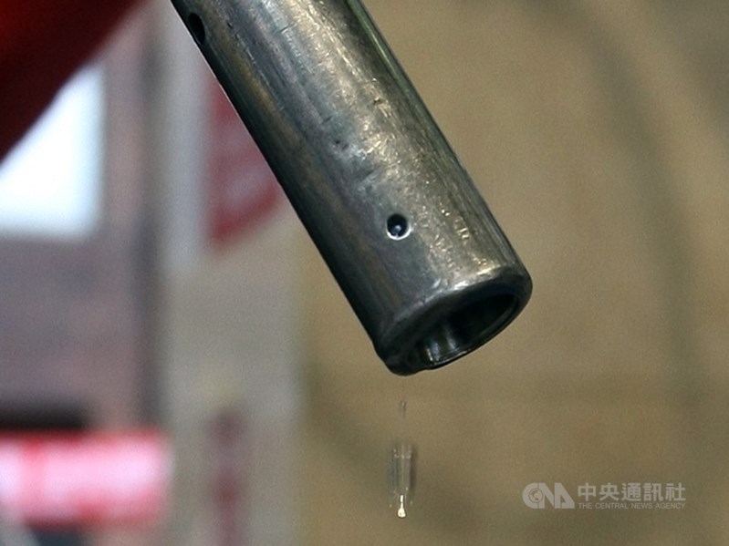 台灣中油表示,自18日凌晨零時起調漲各式汽、柴油價格每公升各0.2元。(中央社檔案照片)
