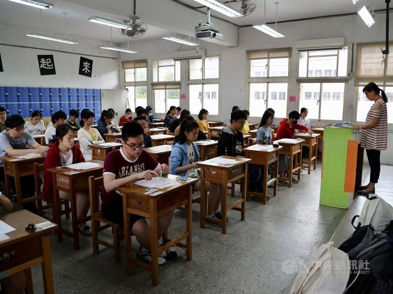 109學年度學測報名日前已截止,根據大學入學考試中心統計,約13.3萬人報名,比108學年度減少約5000人。(中央社檔案照片)