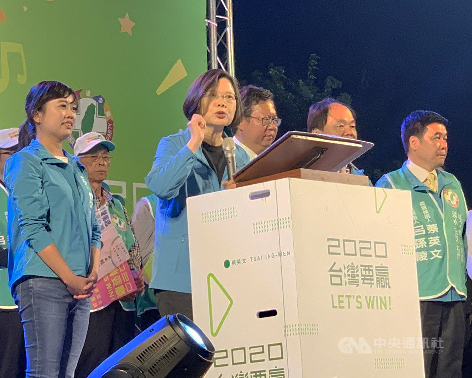 民進黨籍立委呂孫綾(左)17日晚間在林口運動公園舉辦「新北群英會」,總統蔡英文(致詞者)出席與會,向台下支持者細數政績,籲請民眾支持連任。中央社記者葉臻攝 108年11月17日