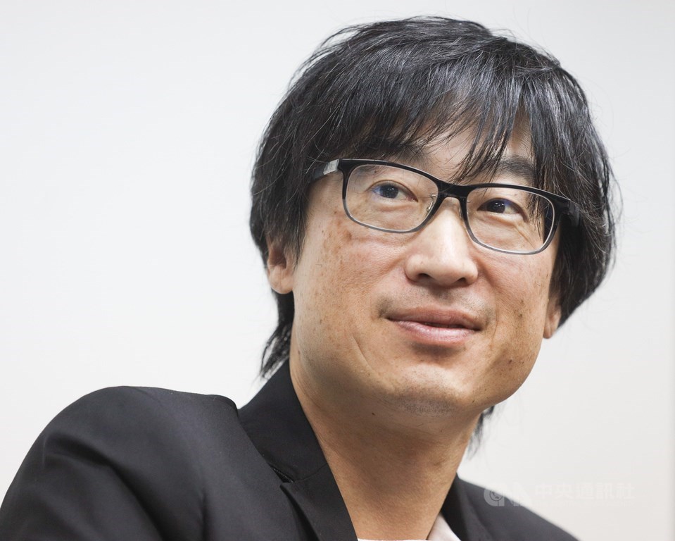 台裔日本作家東山彰良現年51歲,本名王震緒,5歲隨家人移居日本福岡,16日在台出席「靜與流-文學生產與文學交流」對談活動,分享文學創作點滴。中央社記者謝佳璋攝 108年11月16日