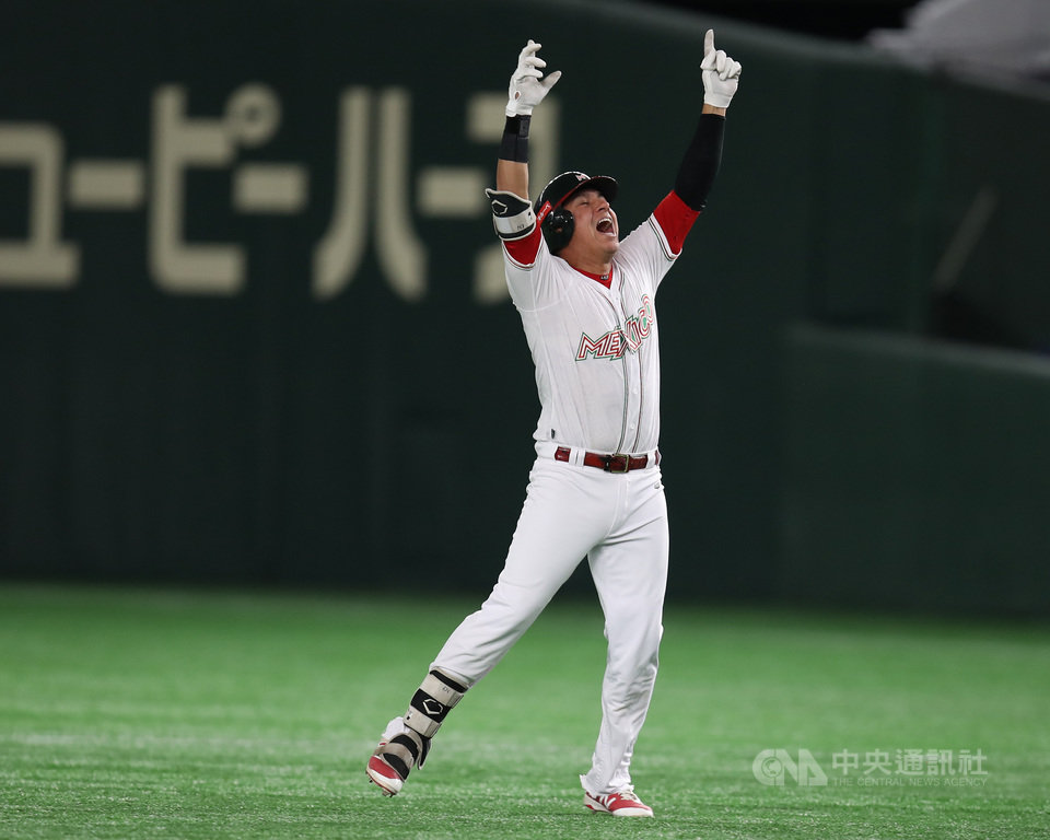 2019世界12強棒球錦標賽季軍戰17日在東京巨蛋開打,墨西哥打者拿瓦若(Efren Navarro)10局下一記再見安打,幫助球隊以3比2擊退美國,拿下本屆季軍。中央社記者張新偉東京攝 108年11月17日