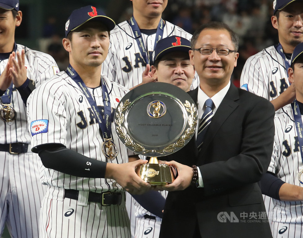 2019第2屆世界12強棒球錦標賽冠軍隊伍揭曉,由日本隊奪下本屆冠軍,陣中選手鈴木誠也(前左)也獲頒大會MVP,從中華職棒大聯盟會長吳志揚(前右)手中接過獎座。中央社記者張新偉東京攝 108年11月17日