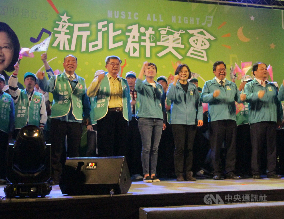 總統蔡英文(前右3)17日晚間到新北市林口區出席「新北群英會」,與桃園市長鄭文燦(前右2)等人同台造勢,台下支持者也高喊「凍蒜」,現場氣氛熱絡。中央社記者葉臻攝 108年11月17日
