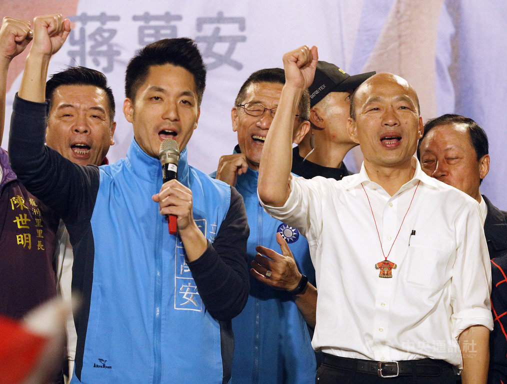 國民黨總統參選人韓國瑜(前右)18日赴中選會完成參選登記後,輔選行程滿檔,晚間到興安國宅為黨籍立委參選人蔣萬安(前左)站台造勢,與眾人一起呼口號加油。中央社記者郭日曉攝 108年11月18日