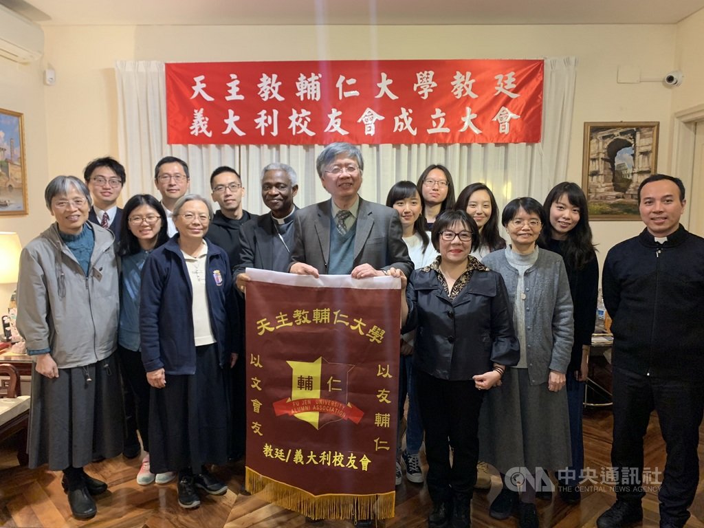 輔大今天在駐教廷大使李世明官邸成立「教廷義大利校友會」,校長江漢聲(中)主持,榮譽校友涂克森樞機主教(後排左4)親自出席。中央社記者黃雅詩羅馬攝 108年11月18