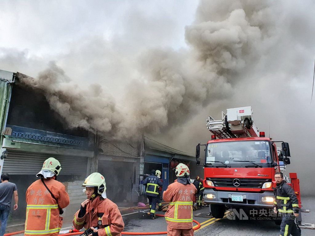 新北市新店區安康路3段一棟2層樓透天厝,18日發生火警。消防隊員在現場救出2人,送往耕莘醫院治療。(翻攝照片)中央社記者黃旭昇新北傳真 108年11月18日