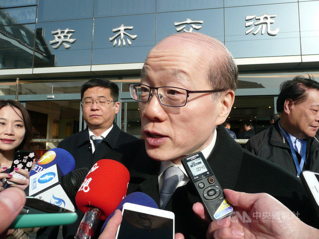 中國國台辦主任劉結一18日在北京回應媒體表示,台灣民眾回家天經地;對於陸委會指未拒絕延長加班機一事,他回答指「希望說到做到」。中央社記者周慧盈北京攝 108年11月18日