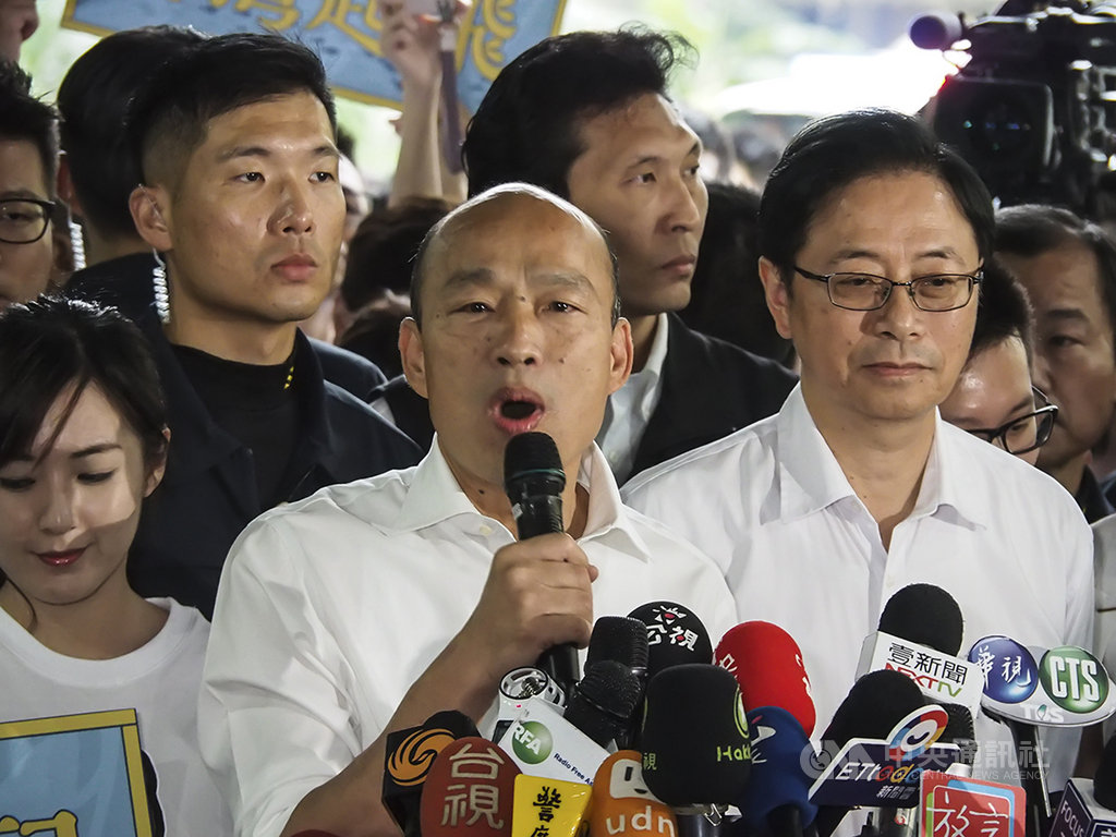 國民黨總統參選人韓國瑜(前中)、副總統參選人張善政(前右)18日前往中選會登記參選,韓國瑜表示,未來會大力培養青年。中央社記者王承中攝 108年11月18日