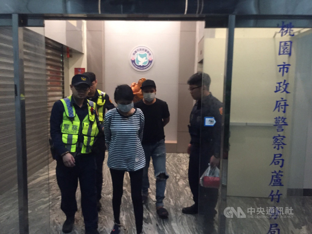 桃園市一名逃逸女移工偕男友回前雇主家偷走保險箱,並仿效電影用噴漆改變車體顏色,企圖混淆警方視聽,但仍被員警方識破,順利將兩人逮捕歸案。(桃園市警局蘆竹分局提供)中央社記者吳睿騏桃園傳真 108年11月18日