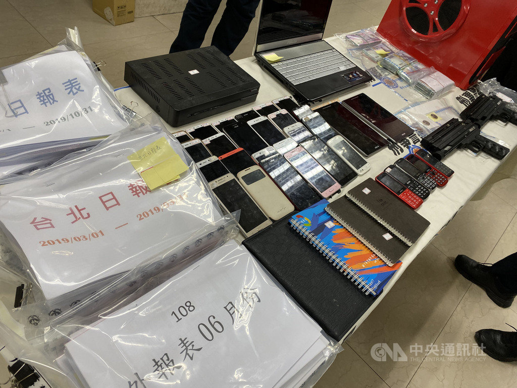 刑事局日前接獲線報,指有跨國應召集團隱身雙北市和桃園市的大樓出租套房賣淫,8個月不法獲利約新台幣2000萬元,14日搜索逮捕18嫌、性工作者11人到案,並查扣犯案工具電腦、鎮暴槍、瓦斯槍、行動電話、記帳本等贓證物。中央社記者黃麗芸攝 108年11月18日
