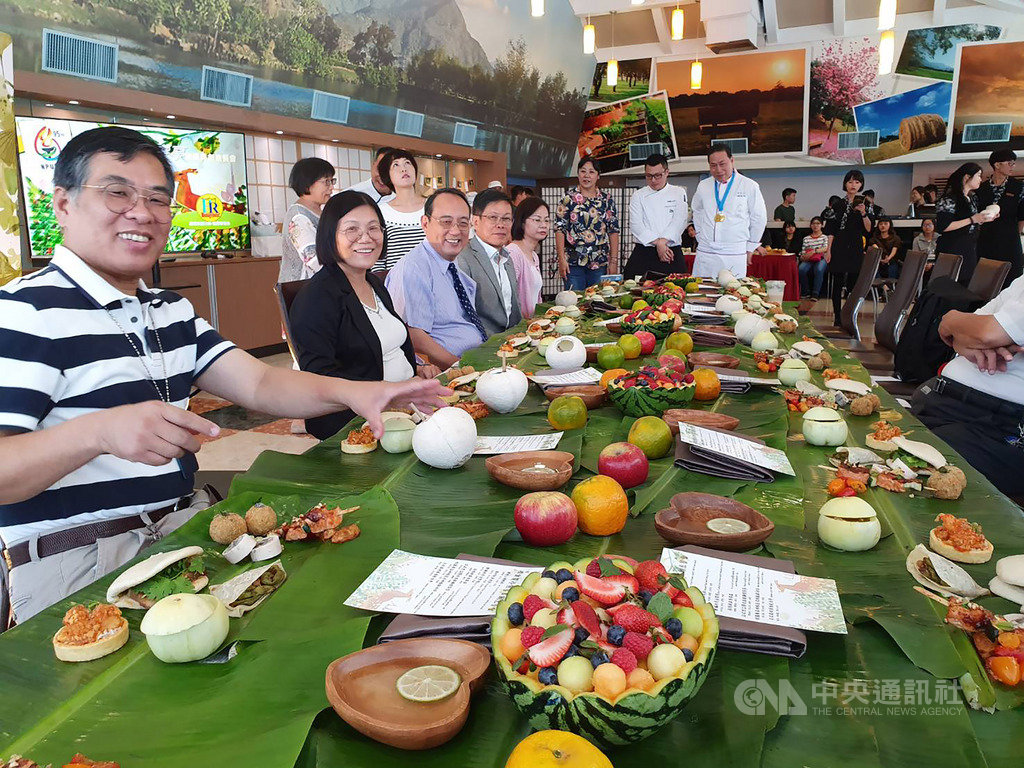 屏東科技大學18日舉行裸食無餐具餐會,由餐旅系與土木系、農園系合作,以有機香蕉葉鋪滿桌面,中西式餐點就放在香蕉葉上,萊姆雞尾酒裝在椰子殼裡,沒有碗盤、筷子、刀叉和湯匙,食客用手進食。中央社記者郭芷瑄攝 108年11月18日