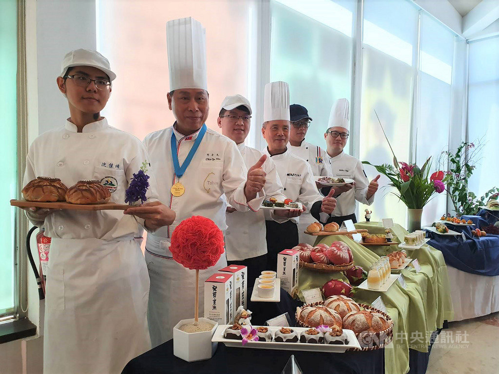 屏東科技大學18日舉行裸食無餐具餐會,由餐旅系老師指導學生開發創意中西式餐飲,餐點並加入土木系和農園系研發出來的高雄147發芽玄米。中央社記者郭芷瑄攝 108年11月18日