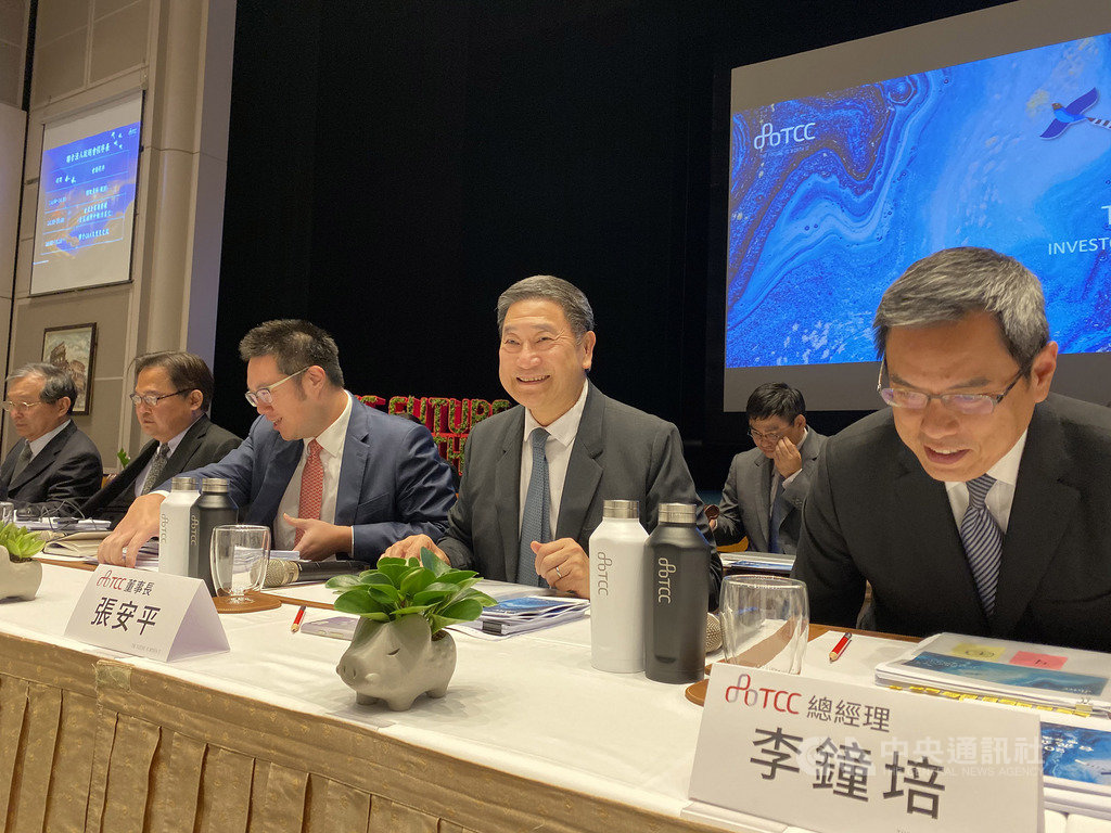 台泥董事長張安平(中)認為,明年有新產能加入,市場需要重新平衡,不過估計整體營運「不會差到哪裡去」。中央社記者潘羿菁攝 108年11月18日