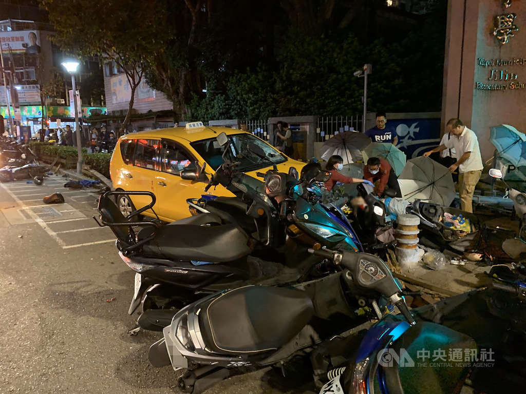 台北市中山區吉林國小校門口18日傍晚發生一起交通事故,一輛計程車突然衝上人行道,撞傷一名中年男子,男子當場失去呼吸心跳,警消獲報到場將男子送醫搶救。(民眾提供)中央社記者黃麗芸傳真 108年11月18日